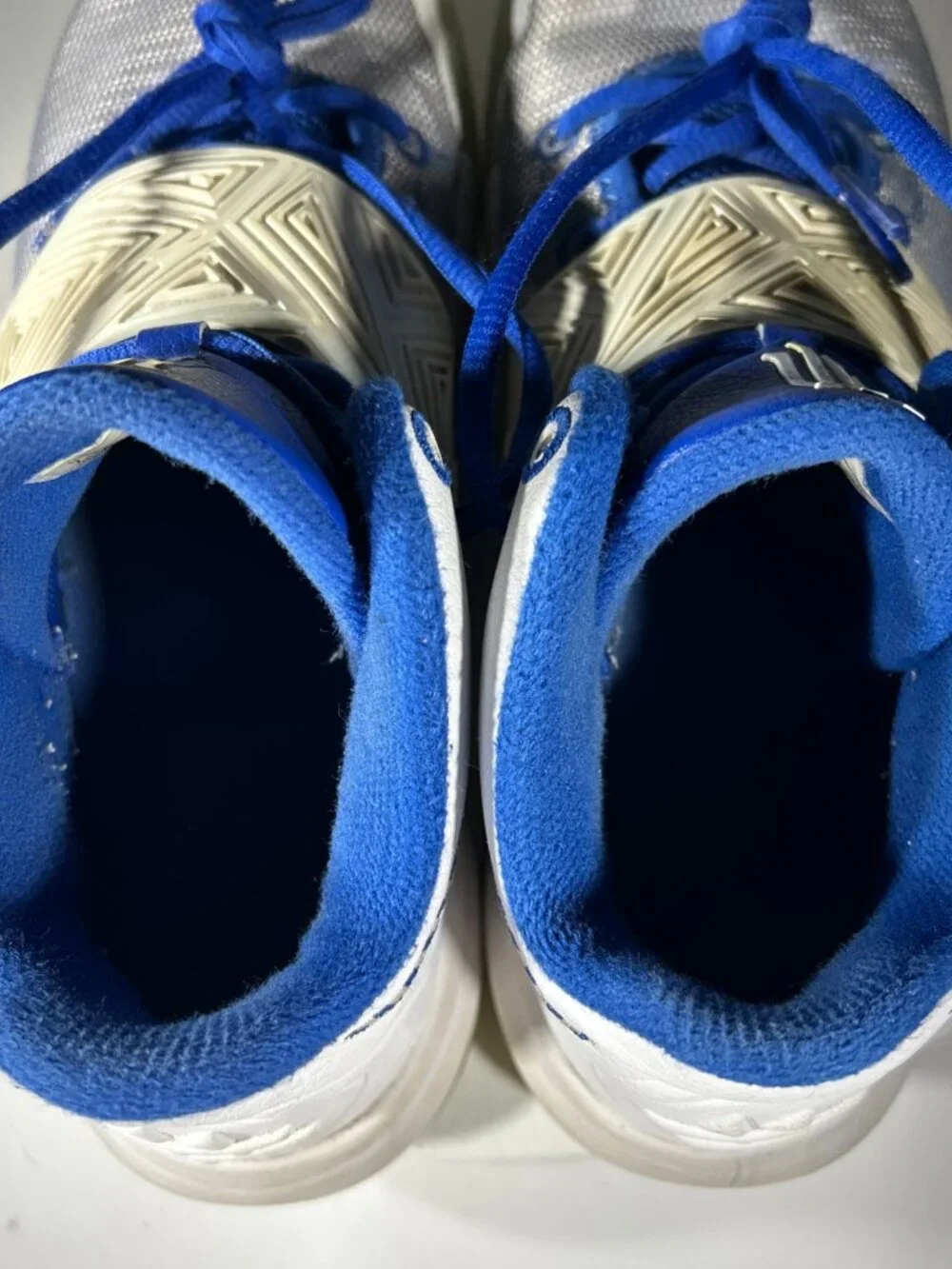 Nike Kyrie Flytrap III Boys Basketball Shoes Size 7.5 White Royal Blue Sneakers